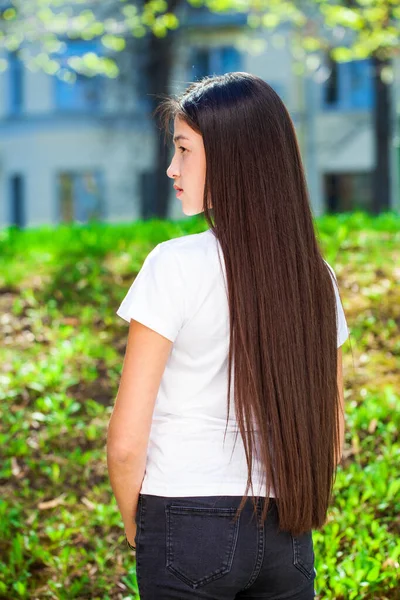 Portret Van Een Jong Mooi Tienermeisje Een Zomerpark — Stockfoto