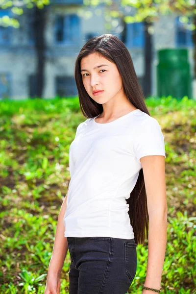 Retrato Una Joven Hermosa Adolescente Parque Verano —  Fotos de Stock