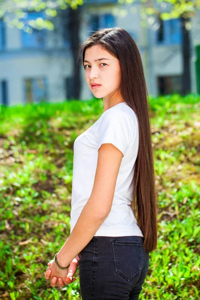 Retrato Una Joven Hermosa Adolescente Parque Verano — Foto de Stock