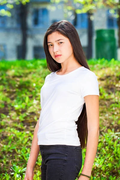 Retrato Una Joven Hermosa Adolescente Parque Verano — Foto de Stock