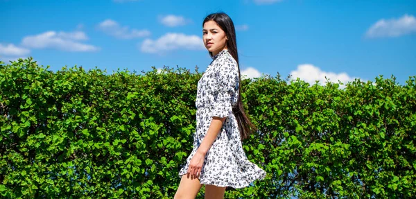 Retrato Una Joven Hermosa Adolescente Parque Verano —  Fotos de Stock