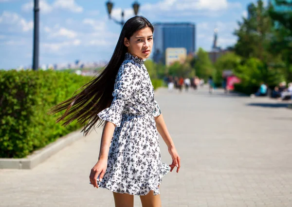 Potret Seorang Gadis Remaja Yang Cantik Sebuah Taman Musim Panas — Stok Foto