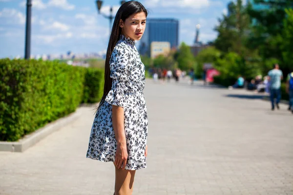 Portret Van Een Jong Mooi Tienermeisje Een Zomerpark — Stockfoto