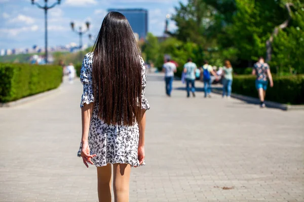 Portret Van Een Jong Mooi Tienermeisje Een Zomerpark — Stockfoto