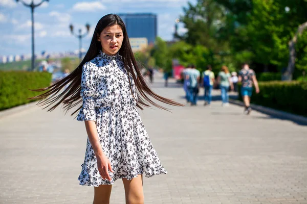 Portret Van Een Jong Mooi Tienermeisje Een Zomerpark — Stockfoto