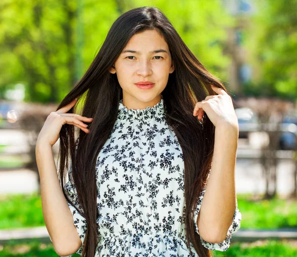 Retrato Una Joven Hermosa Adolescente Parque Verano — Foto de Stock