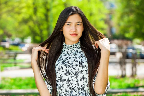 Egy Fiatal Gyönyörű Tinédzser Lány Portréja Egy Nyári Parkban — Stock Fotó