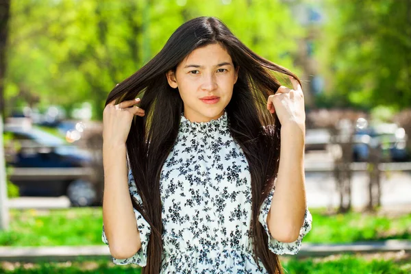 Portret Van Een Jong Mooi Tienermeisje Een Zomerpark — Stockfoto