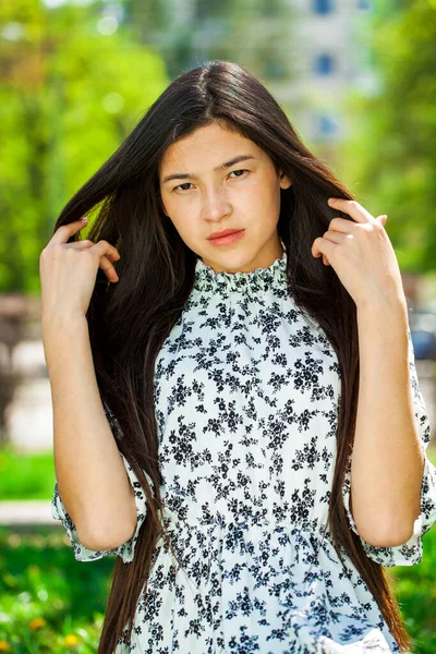 Retrato Una Joven Hermosa Adolescente Parque Verano —  Fotos de Stock