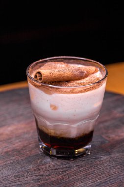 Tahtada alkollü kokteyl