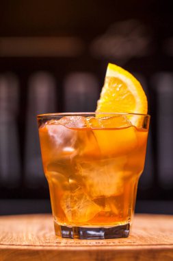 Tahtada alkollü kokteyl