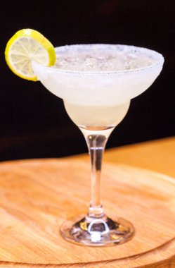 Tahtada alkollü kokteyl