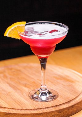 Tahtada alkollü kokteyl