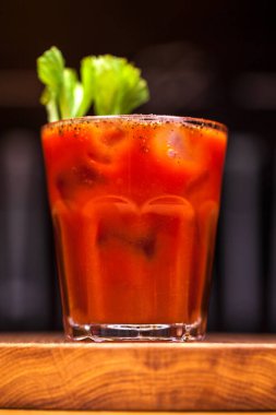 Tahtada alkollü kokteyl