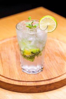 Tahtada alkollü kokteyl