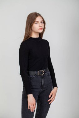 Gri arka planda izole edilmiş genç ve güzel bir modelin portresi.