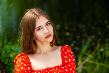 Yaz parkında genç ve güzel bir esmer kadının portresi.