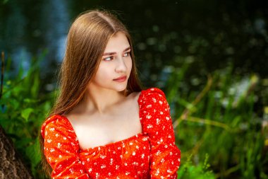 Yaz parkında genç ve güzel bir esmer kadının portresi.