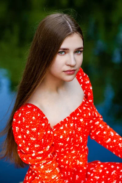 Portret Van Een Jong Mooi Brunette Meisje Rode Jurk Poseren — Stockfoto