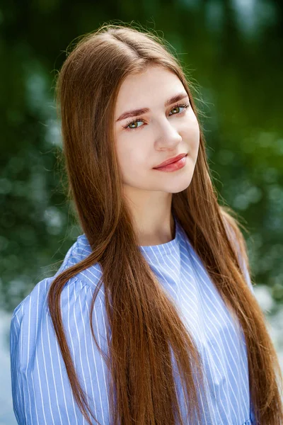 Close Retrato Uma Jovem Bela Mulher Morena Parque Verão — Fotografia de Stock