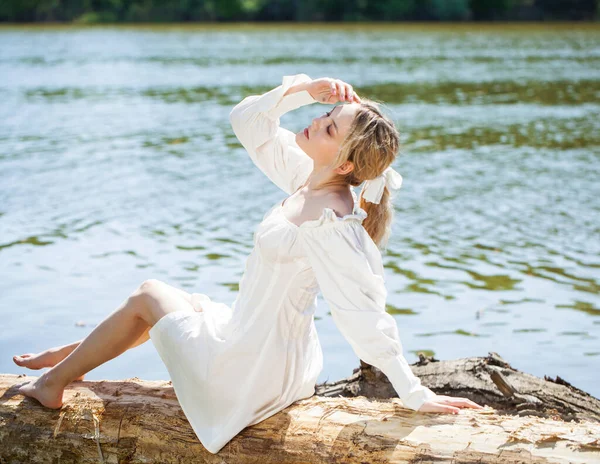 Ritratto Completo Una Giovane Bella Donna Bionda Abito Bianco Parco — Foto Stock