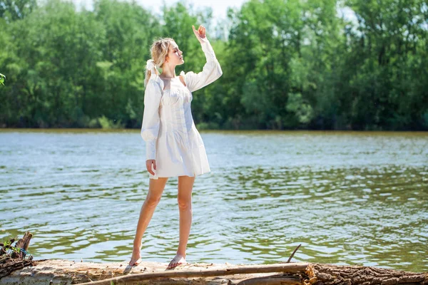 Ganzkörperporträt Einer Jungen Schönen Blonden Frau Weißen Kleid Sommerpark Freien — Stockfoto