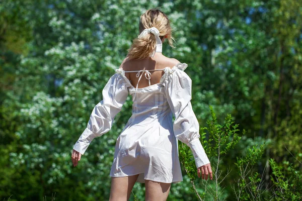 Joven Chica Hermosa Vestido Elegante Blanco Con Mangas Largas Recorte — Foto de Stock