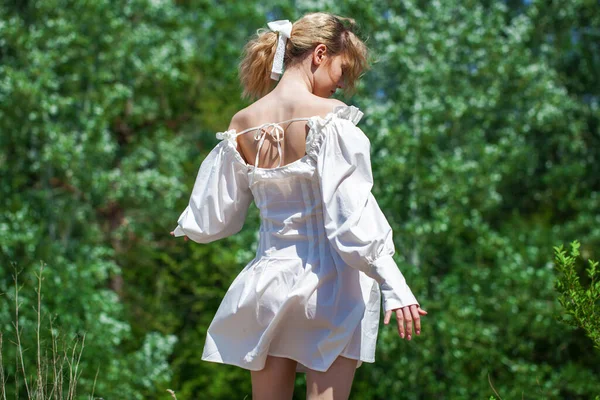Junge Schöne Mädchen Einem Weißen Stilvollen Kleid Mit Langen Ärmeln — Stockfoto