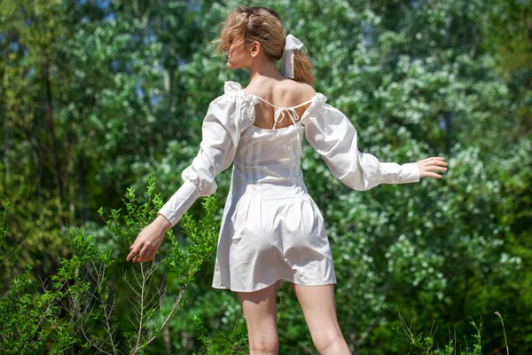 Junge Schöne Mädchen Einem Weißen Stilvollen Kleid Mit Langen Ärmeln — Stockfoto