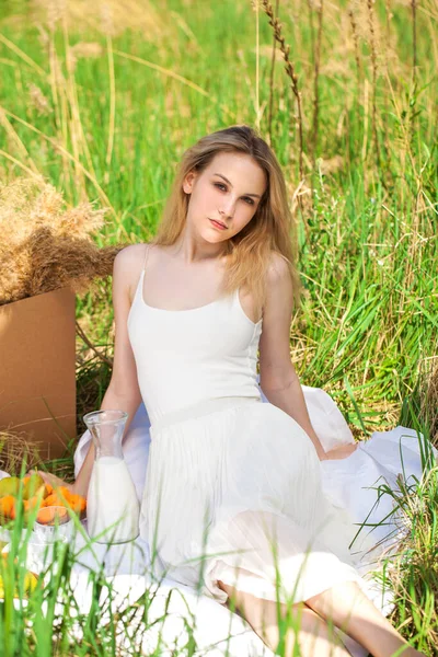 Jong Mooi Blond Meisje Wit Jurk Rusten Het Gazon — Stockfoto