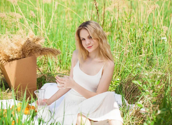 Młoda Piękna Blondynka Dziewczyna Białej Sukience Spoczywa Trawniku — Zdjęcie stockowe