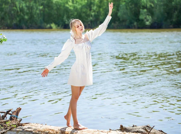 Retrato Corpo Inteiro Uma Jovem Bela Mulher Loira Vestido Branco Fotos De Bancos De Imagens Sem Royalties