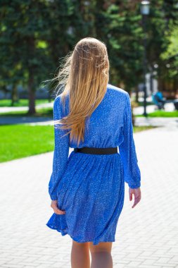 Sarı saç modeli. Arka manzara sarışın kız, yaz parkı açık hava.