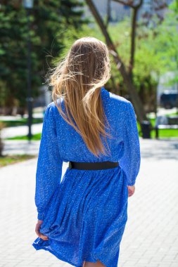 Sarı saç modeli. Arka manzara sarışın kız, yaz parkı açık hava.