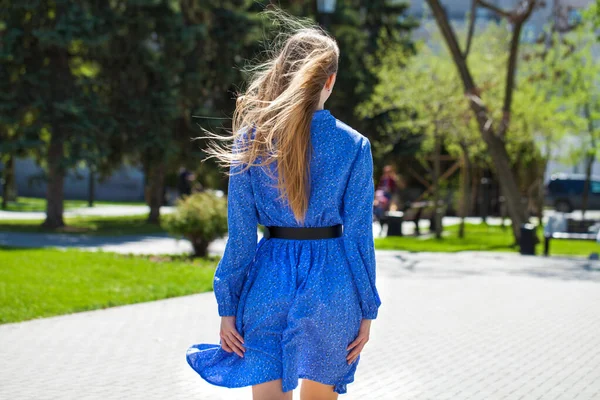 Modello Capelli Biondi Con Vista Posteriore Abito Estivo Blu — Foto Stock