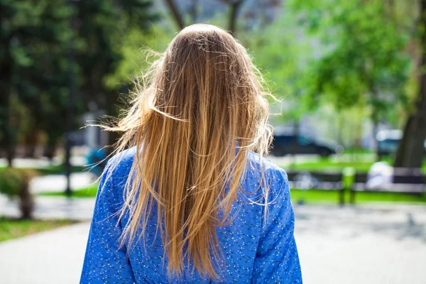 Blond Haar Model Terug Uitzicht Blond Meisje Zomer Park Outdoor — Stockfoto