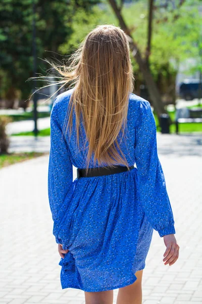 ブロンドの髪のモデル バックビューブロンドの女の子 夏の公園屋外 — ストック写真