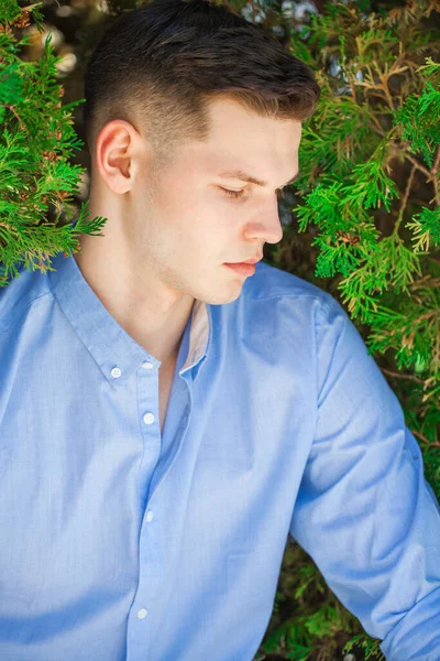 Close Retrato Jovem Com Uma Camisa Azul — Fotografia de Stock