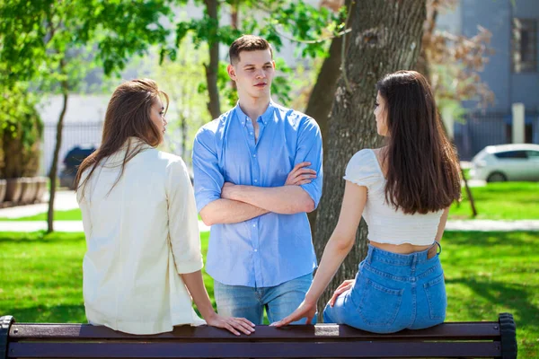 Jeune Homme Parlant Deux Copines Dans Parc Été — Photo