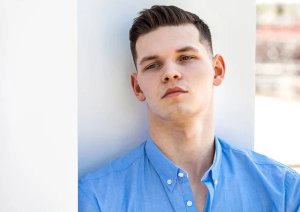 Close Portret Van Een Jonge Man Een Blauw Shirt — Stockfoto