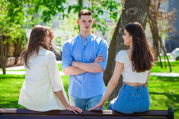 Een Jonge Man Praat Met Twee Vriendinnen Een Zomerpark — Stockfoto