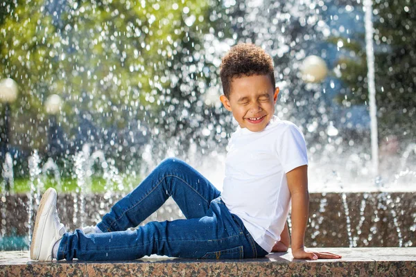 Menino Cinco Anos Parque Verão — Fotografia de Stock