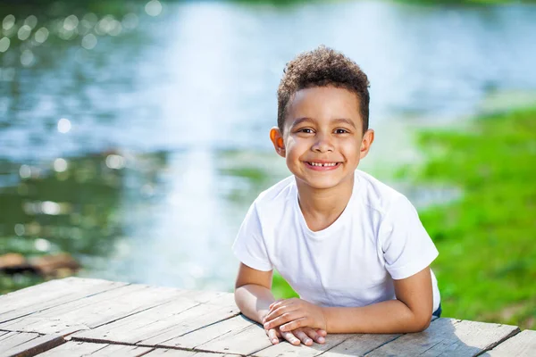 Fünfjähriger Kleiner Junge Sommerpark — Stockfoto