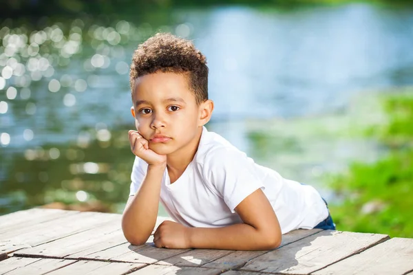Pięcioletni Chłopiec Letnim Parku — Zdjęcie stockowe
