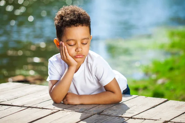 Fünfjähriger Kleiner Junge Sommerpark — Stockfoto