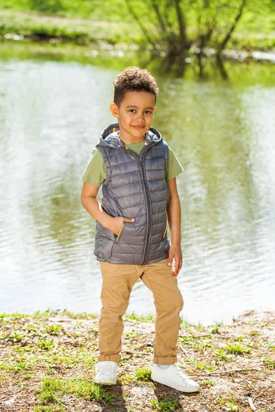 Pětiletý Chlapec Letním Parku — Stock fotografie