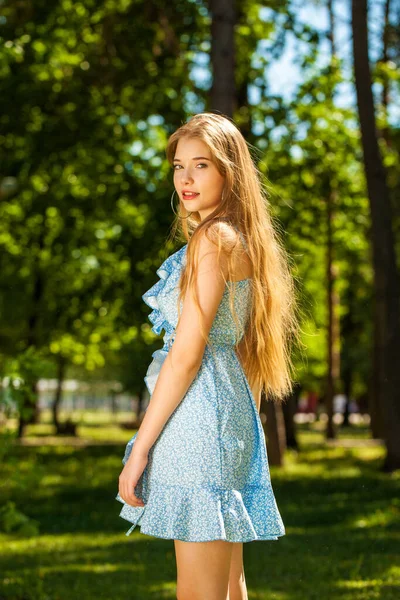 Primer Plano Retrato Joven Hermosa Chica Rubia Vestido Azul Parque — Foto de Stock