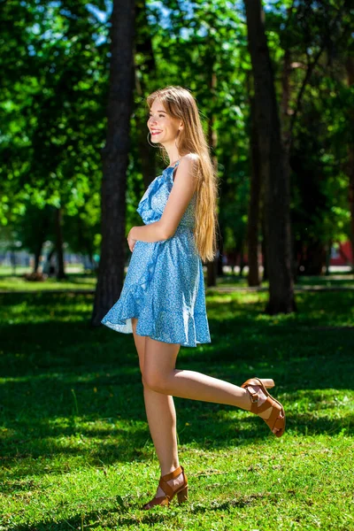 Ganzkörperporträt Eines Jungen Blonden Mädchens Blumenkleid — Stockfoto