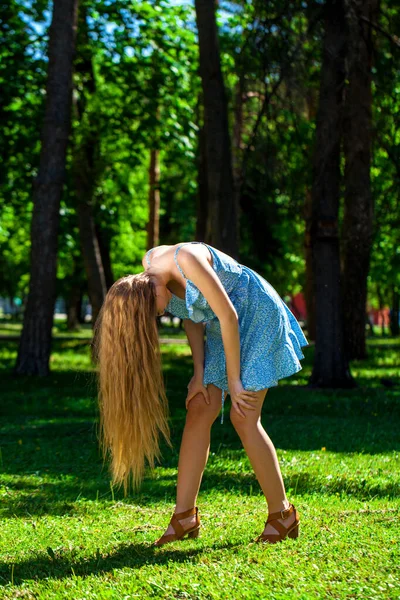 Ganzkörperporträt Eines Jungen Blonden Mädchens Blumenkleid — Stockfoto