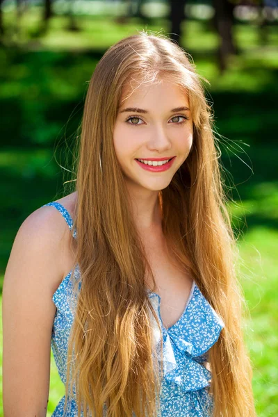 Close Portrait Teenage Girl Background City Park — Stock Photo, Image